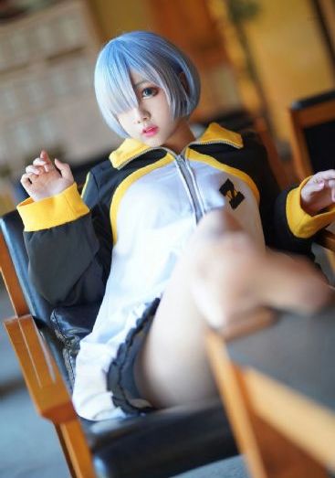 大胸隔壁女孩