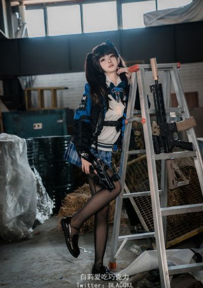女人裸露双乳给男人喂奶文