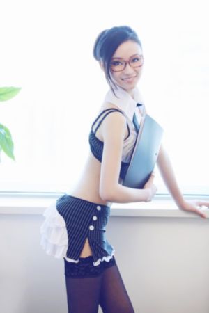 椎名由奈女教师